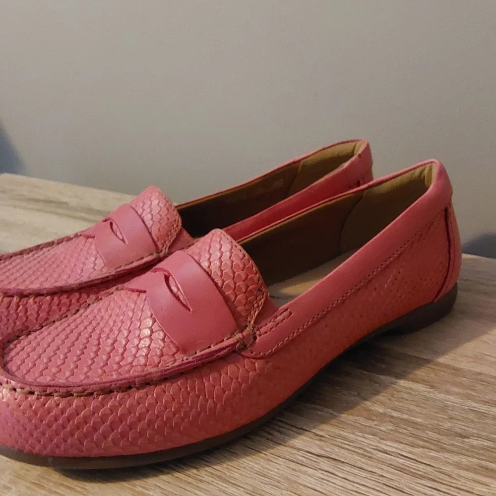 Clarks Collection Penny Loafers Flats Womens Size 7.5M Coral Slip On Casual Shoe - Picture 2 of 9